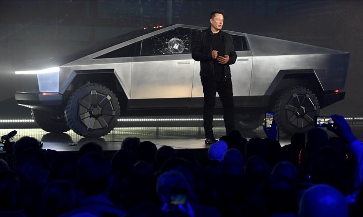 Elon Musk lors de la présentation de son "Cybertruck" futuriste le 21 novembre 2019 à Hawthorne en Californie.
