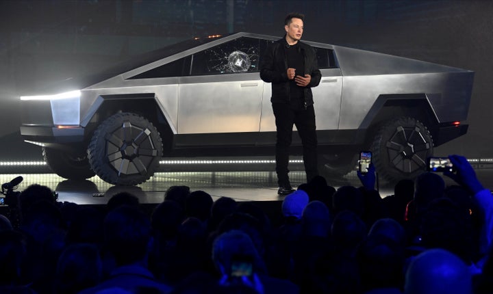 Elon Musk lors de la présentation de son "Cybertruck" futuriste le 21 novembre 2019 à Hawthorne en Californie.