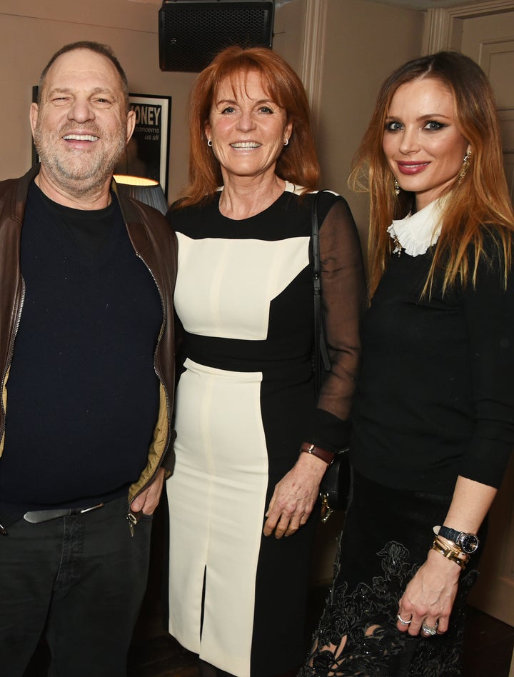 Harvey Weinstein, Sarah Ferguson y Georgina Chapman en 2016 en el estreno de 'Un camino a casa', producida por Harvey Weinstein.