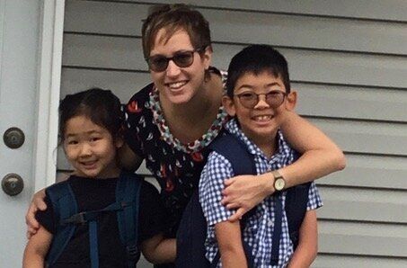 Marielle Tardif et ses deux enfants, adoptés en Corée du Sud. (Courtoisie)