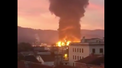 Activada la alerta por riesgo químico tras un gran incendio en una planta de residuos de