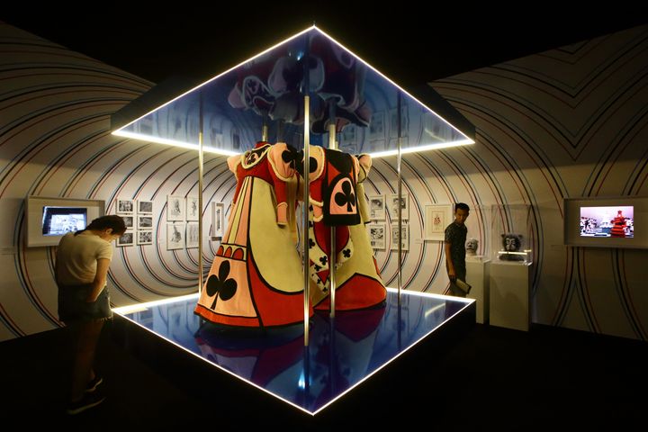 «Η Αλίκη μέσα από τον Καθρέπτη». Η έκθεση με τίτλο «Wonderland», παρουσιάστηκε στο ArtsScience Museum της Σιγκαπούρης, από τις 13 Απριλίου έως τις 22 Σεπτεμβρίου του 2019.