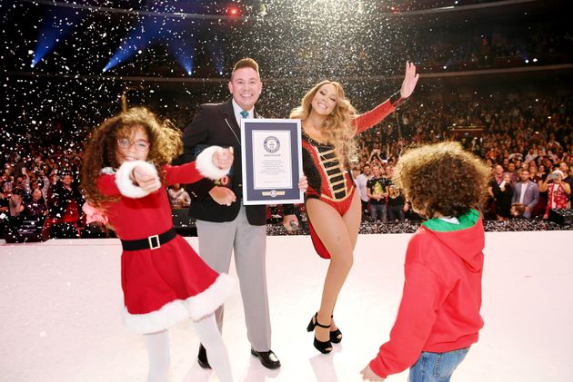 Η Μαράια Κάρεϊ και τα δίδυμα παιδιά της παραλαμβάνουν ένα από τα βραβεία Γκίνες που κατέκτησε το περίφημο τραγούδι «All I want for Christmas is you».