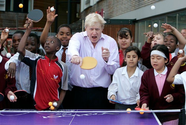 Jugando al tenis de mesa con un grupo de niños, en junio de 2010, en un acto por los Juegos Olímpicos de Londres.