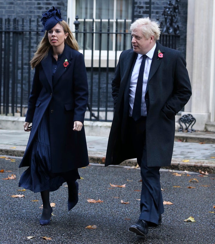 Boris Johnson y su pareja, Carrie Symonds, en Downing Street, camino de un acto por los caídos en las Guerras Mundiales.