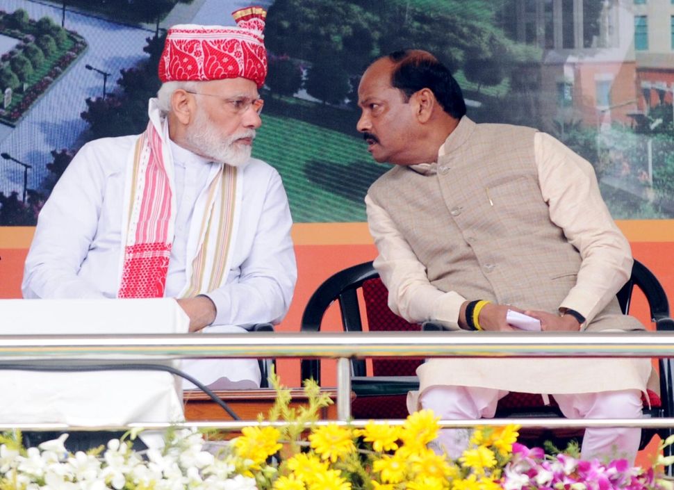 Prime Minister Narendra Modi in conversation with Chief Minister Raghubar Das in a file photo.