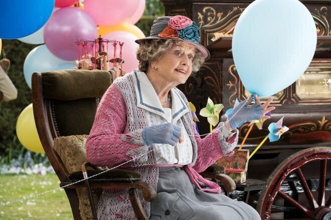 Angela Lansbury, A Broadway Darling Turned TV Favorite, Dies 5 Lansbury in 2018's "Mary Poppins Returns."