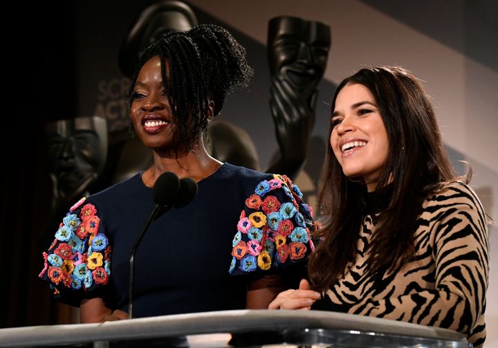 Από αριστερά η Ντανάι Γκουρίρα και η Αμέρικα Φερέρα μιλούν στην παρουσίαση υποψηφιοτήτων των SAG Awards, στην Καλιφόρνια.