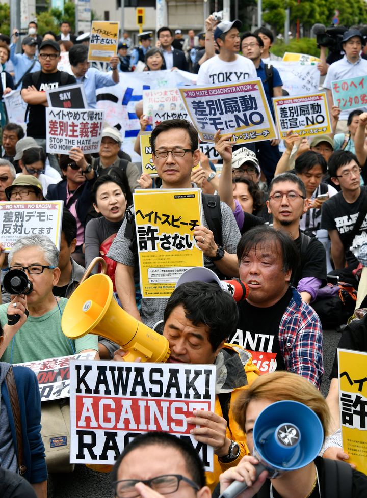2016年、川崎市中原区でヘイトスピーチに抗議する人たち