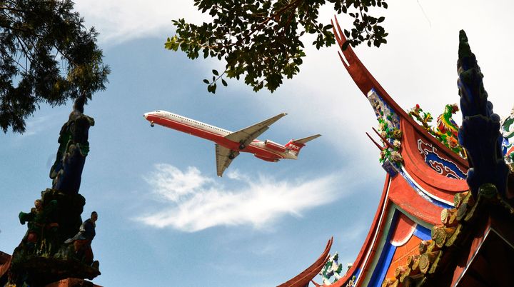 台北上空を飛ぶファーイースタン航空の旅客機