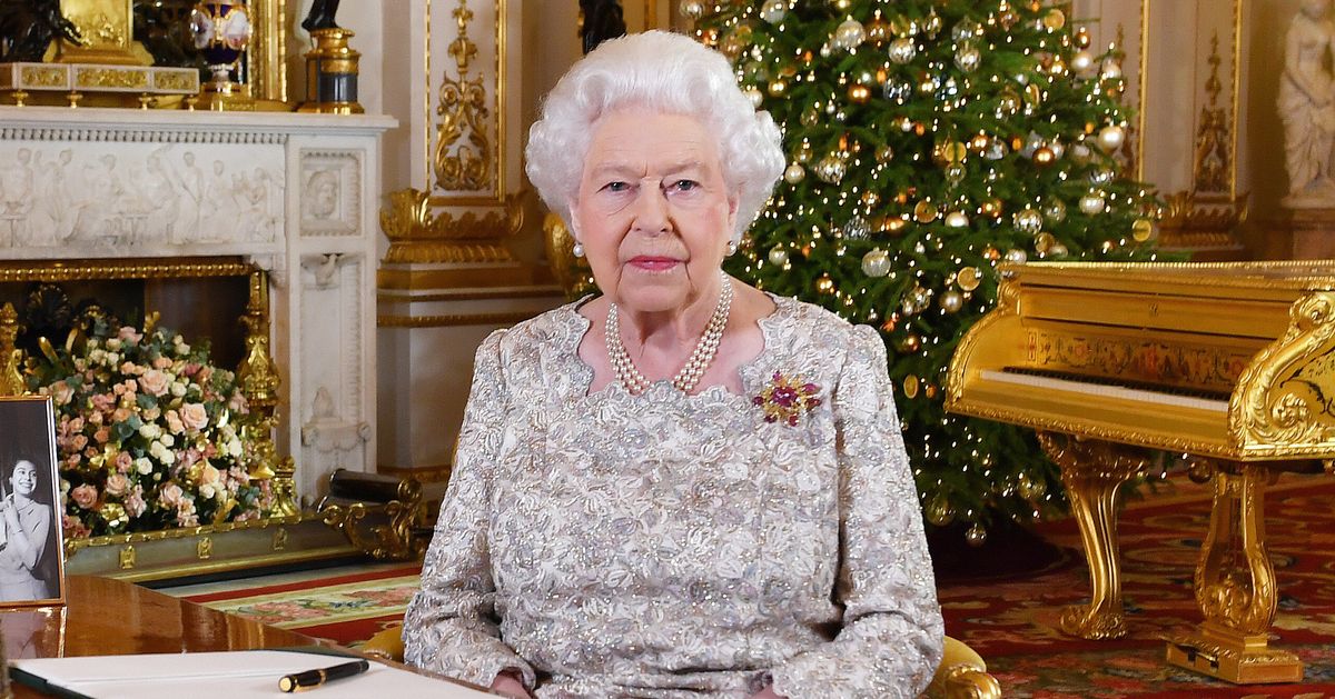 Regali Di Natale Per Anziani.La Regina Elisabetta A Natale Spende 35mila Euro Per 620 Regali 750 Cartoline E 1500 Dolci L Huffpost