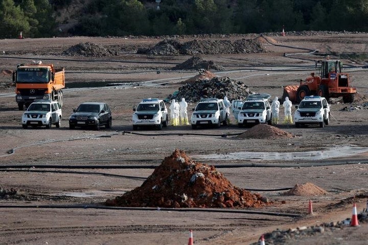 Los equipos de rescate, este jueves, en el vertedero de Dos Aguas (Valencia).