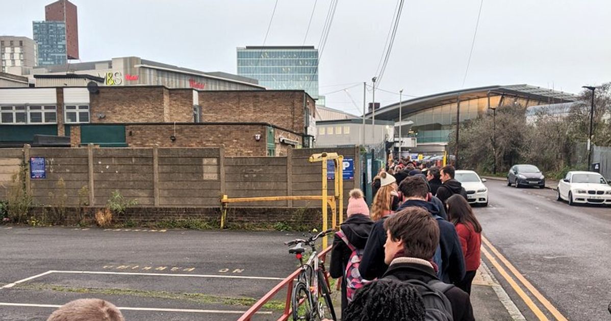 General Election 2019 Long Queues Pictured Outside Polling Stations Huffpost Uk News 