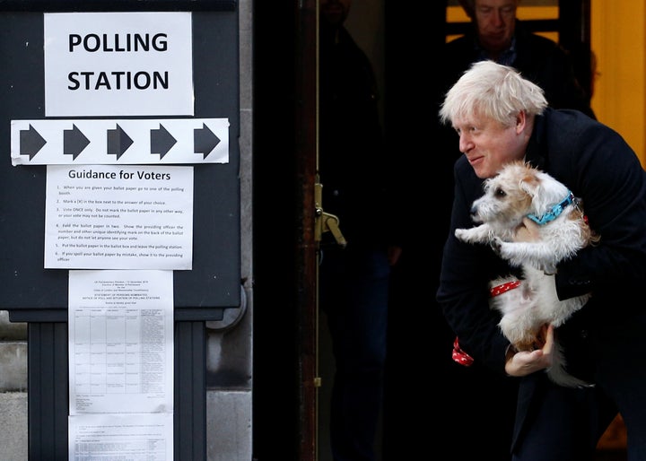 Boris Johnson, después de votar, junto a su perro Dilyn.