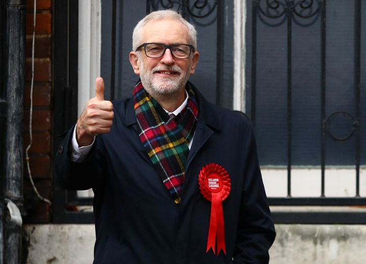 El líder del Partido Laborista, Jeremy Corbyn, posa tras depositar su voto.