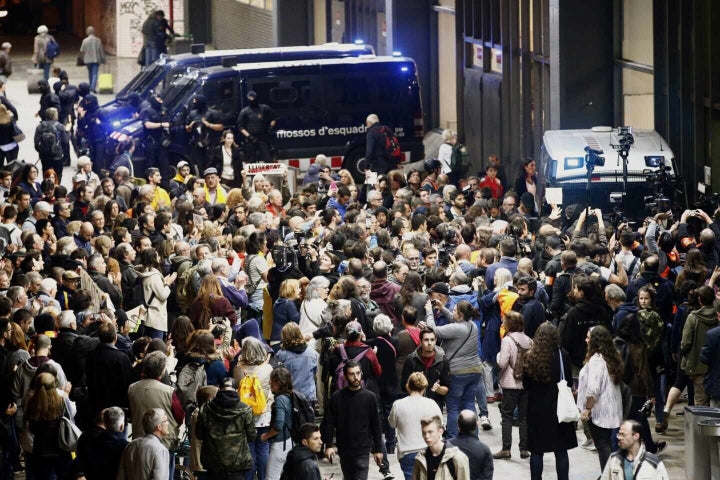 Miembros de los Comités de Defensa de la República (CDR) rodean la estación de Sants de Barcelona en protesta por la sentencia del ''procés''.