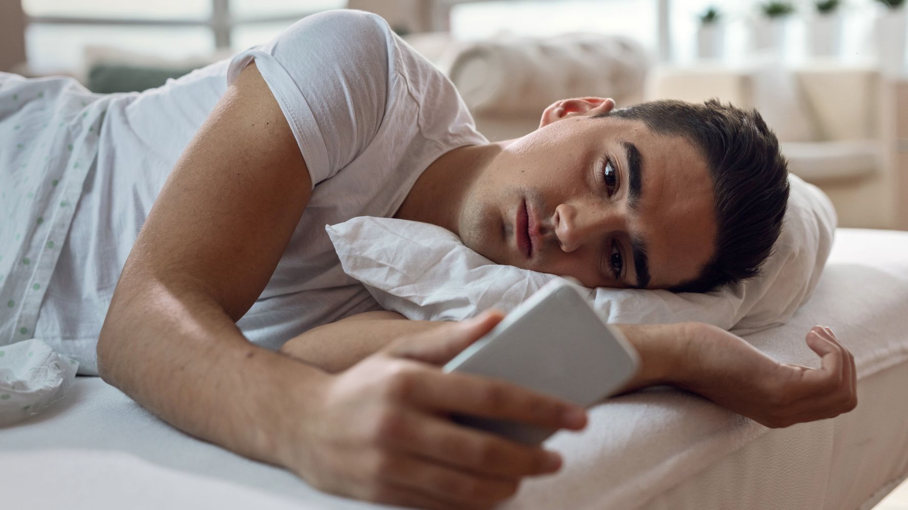 Why Your Phone Shouldnt Be A Part Of Your Morning Routine Huffpost Canada Life