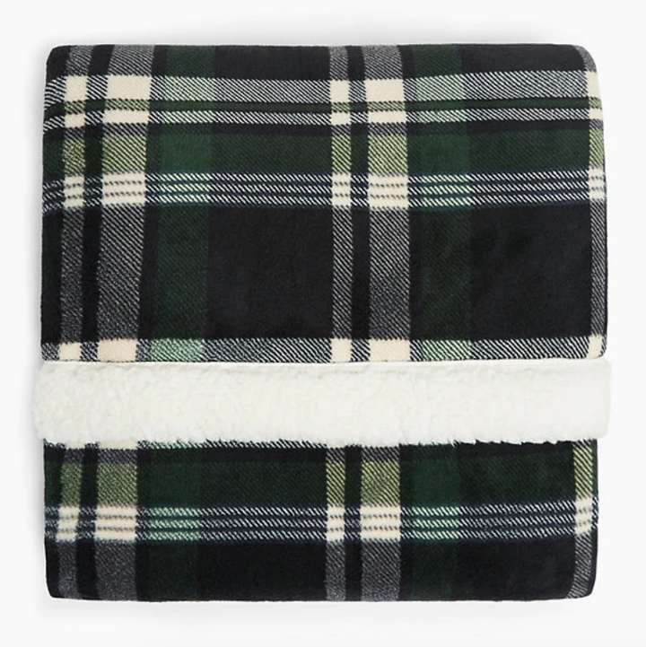 The Best Snuggly Throws To Hibernate Under This Winter | HuffPost UK Life