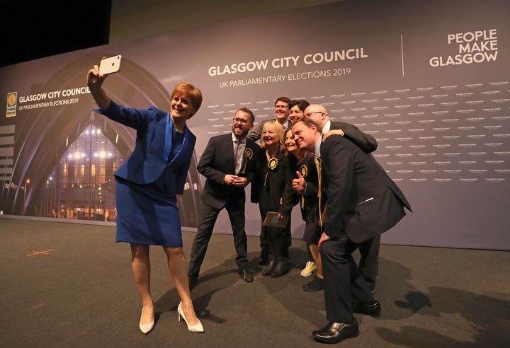 Πανηγυρική σέλφι από την Πρωθυπουργό της Σκωτίας, Νίκολα Στέρτζον, και τα μέλη του SNP.