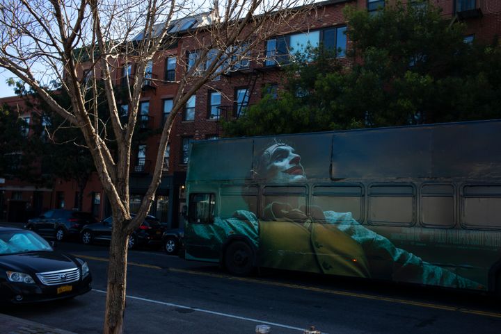ニューヨークの街を走る、映画『ジョーカー』をPRするバス（2019年9月19日撮影）