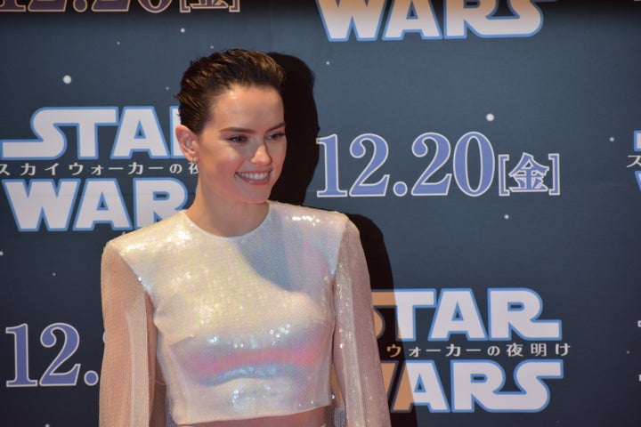 デイジー リドリー スター ウォーズ の魅力は 血の繋がった家族じゃなくても愛する人と家族を作っていくところ 会見ルポ ハフポスト アートとカルチャー デイジー リドリー スター ウォーズ の魅力は 血の繋がった家族じゃなくても愛する人と家族を作っていくところ 会見ルポ ハフポスト アートとカルチャー