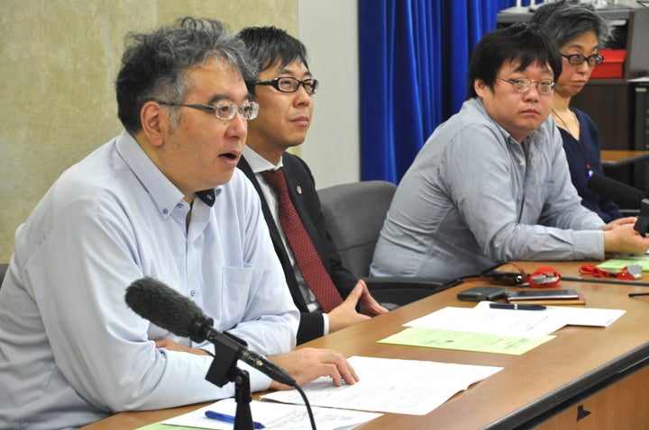 ブラック企業大賞で記者会見する河添さん(左)