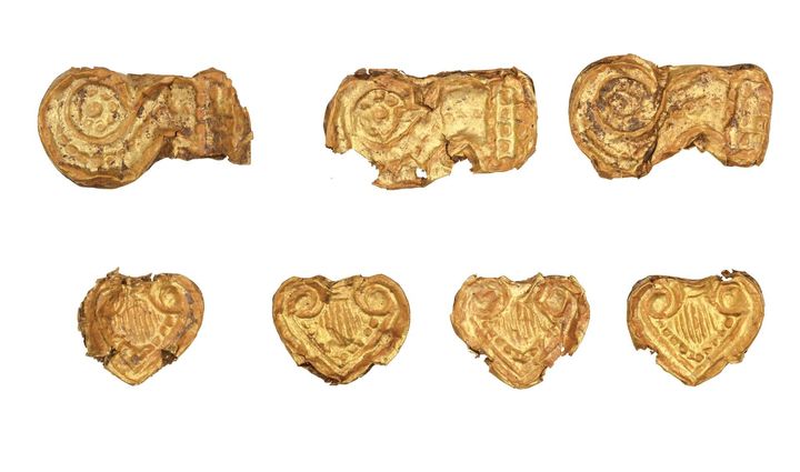 Χρυσές χάντρες από τον θολωτό τάφο της Αγίας Θέκλας,στην Τήνο (13ος αι. π.Χ.)