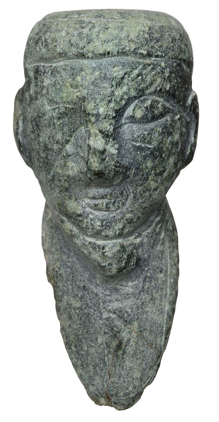 Κεφαλή ακρόλιθου ειδωλίου ανδρικής μορφής από τη Γρόττα, στη Νάξο (14ος αι. π.Χ.)
