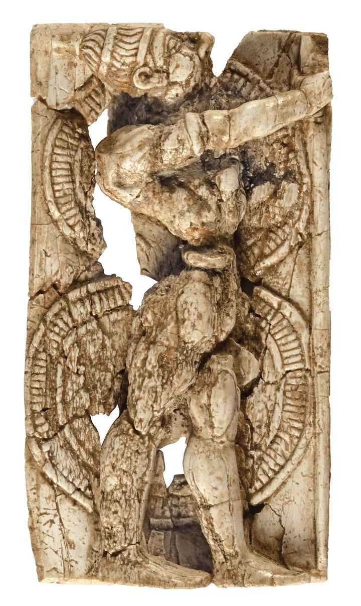Ελεφαντοστέινο πλακίδιο πολεμιστή από το Αρτεμίσιο, στη Δήλο(14ος-13ος αι. π.Χ.)