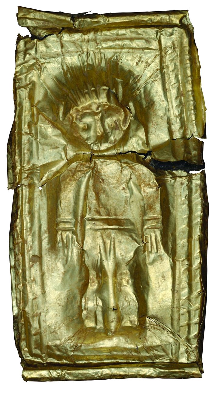 Χρυσό έλασμα με έκτυπη παράσταση παιδικής μορφής από το νεκροταφείο του Καμινιού στη Νάξο (12ος / αρχές 11ουαι. π.Χ.) 
