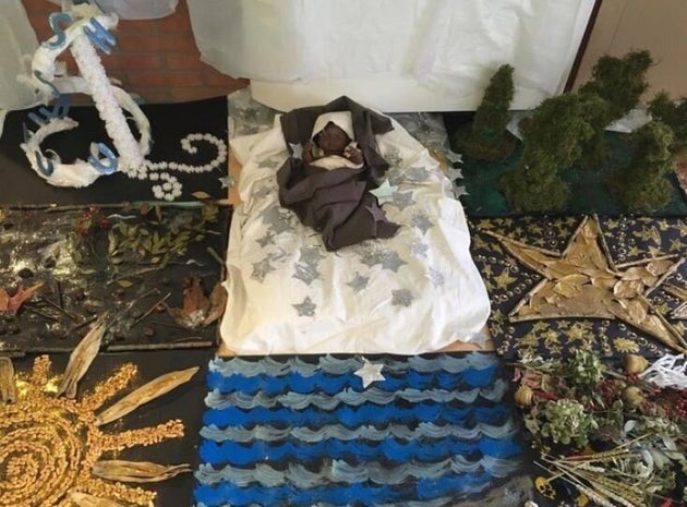 Gesu Bambino Nero Nel Presepe Della Scuola Polemica In Friuli L Huffpost