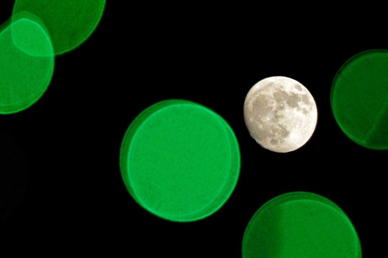 Το φεγγάρι όπως φαίνεται λίγο πριν την πανσέληνο, μέσα από τα χριστουγεννιάτικα φώτα σε πάρκο του Λενέξα στο Κάνσας των Ηνωμένων Πολιτειών, την Δευτέρα.