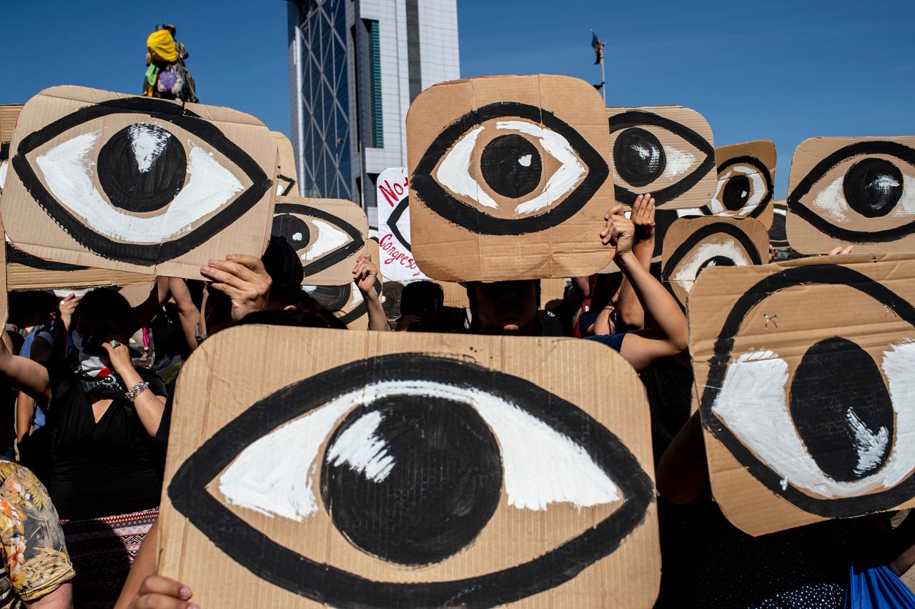 Χιλιανοί πολίτες διαδηλώνουν κατά του προέδρου Πινιέιρα και της κυβέρνησης του, κρατώντας πλακάτ που έχουν πάνω τους ζωγραφισμένα μάτια, καθώς η αστυνομία χρησιμοποιεί πλαστικές σφαίρες με στόχο τα μάτια των διαδηλωτών.