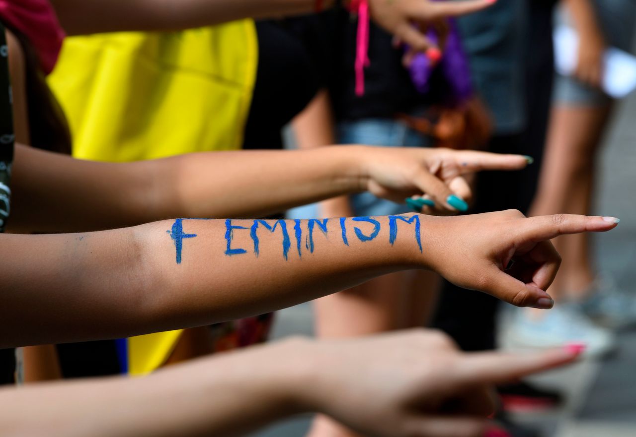 Ακτιβίστριες υπέρ του φεμινισμού συμμετέχουν σε μία χορογραφία κατά της βίας στις γυναίκες αλλά και της πατριαρχίας, στην Πλατεία Μπρίον, στο Καράκας της Βενεζουέλας, το Σάββατο.