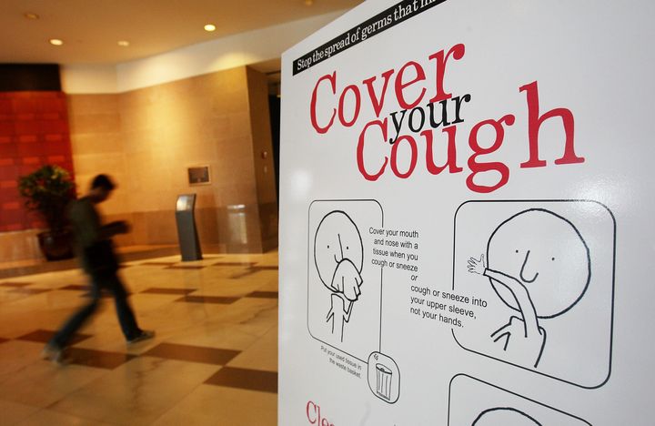 アメリカのニューヨーク市内で貼られた政府によるポスター。「咳は飛ばさず、ティッシュや肘で覆おう」と書かれている＝ニューヨーク、2009年9月
