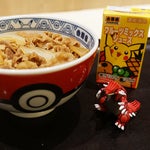 吉野家とポケモンのコラボキャンペーン「ポケ盛」が19日全国でスタート。ポケモン一色の店舗も登場