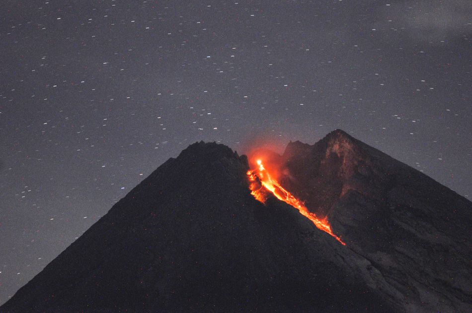 Αυτό το ηφαίστειο συνήθως εκρήγνυται κάθε 10 χρόνια και είναι πραγματικά ένα θέαμα. Το ηφαίστειο βρίσκεται κοντά στην πυκνοκατοικημένη πόλη Yogyakarta και είναι αναπόσπαστο μέρος της καθημερινής ζωής. Η λάβα και η τέφρα έχουν κάνει τη γη γόνιμη και το ηφαίστειο έχει παίζει επίσης σημαντικό ρόλο στην ιστορία των σουλτάνων και των βασιλιάδων.