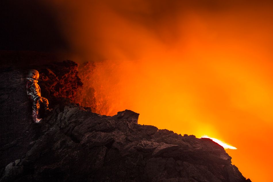 Αν και αυτό το ηφαίστειο δεν είναι πολύ ψηλό και επιβλητικό, είναι από τα λίγα ηφαίστεια στον κόσμο που έχουν σταθερή λάβα. Βρίσκεται στην περιοχή Danakil Depression, σε ένα από τα πιο καυτά μέρη στον κόσμο. 