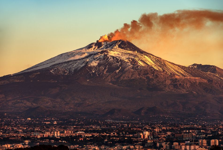 Βρίσκεται στην Σικελία και είναι το πιο ενεργό ηφαίστειο στην Ευρώπη καθώς εκρήγνυται για τα τελευταία 2.000 χρόνια. 