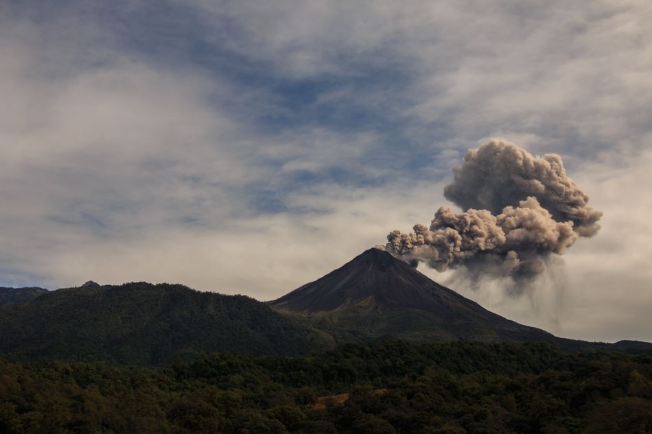 Το Volcan de Colima θεωρείται ένα από τα πιο επικίνδυνα ηφαίστεια στον κόσμο.  Το 1913 είχε μια μεγάλη έκρηξη που οδήγησε στην δημιουργία του κρατήρα.  