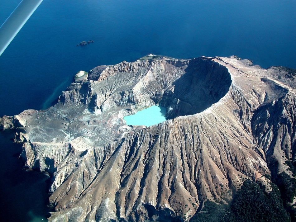 Το ηφαίστειο βρίσκεται στην επικαιρότητα αυτές τις μέρες μετά την έκρηξή του που οδήγησε στον θάνατο 18 άτομα. Το νησί είναι ακατοίκητο, αλλά αποτελεί ένα δημοφιλές τουριστικό αξιοθέατο.