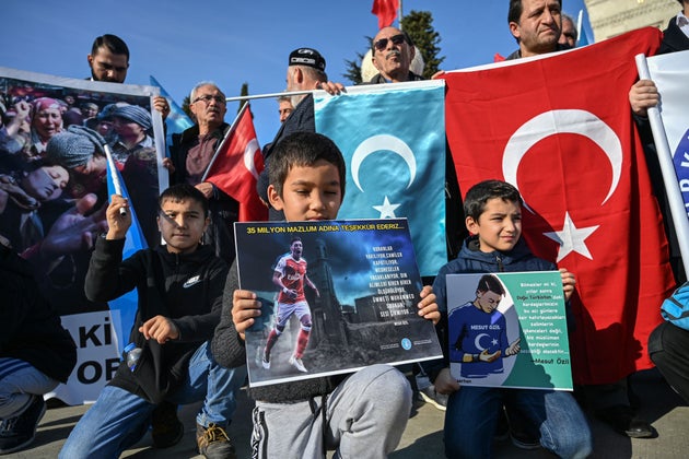 Ami personnel de Recep Tayyip Erdogan, le footballeur d'Arsenal Mesut Ozil a été acclamé...