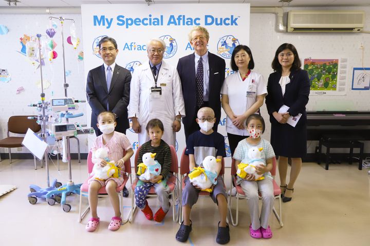 アヒル型ロボット「My Special Aflac Duck」を贈られた子どもたち。贈呈式にて