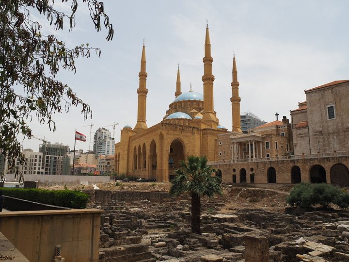 モハメッド・アル・アミンモスク （左） とセント・ジョージ・マロナイト大聖堂 （右）
