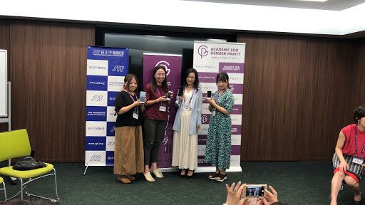 Instagramのストーリーの投票機能を政策キャンペーンに使用して特別賞を受賞したチーム。右端は政治アイドルの町田彩夏さん