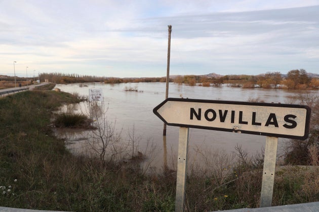 Vista de la crecida del río Ebro a su paso por la localidad zaragozana de