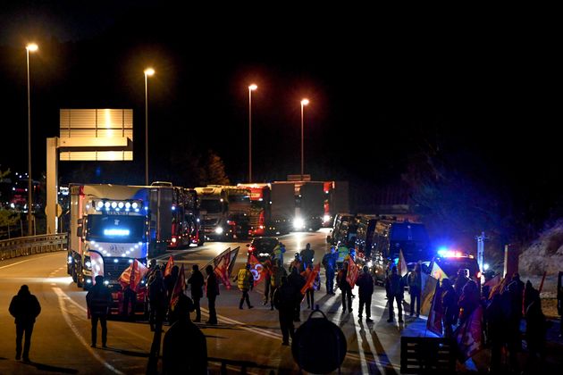 Les Routiers En Grève Multiplient Les Opérations Blocage