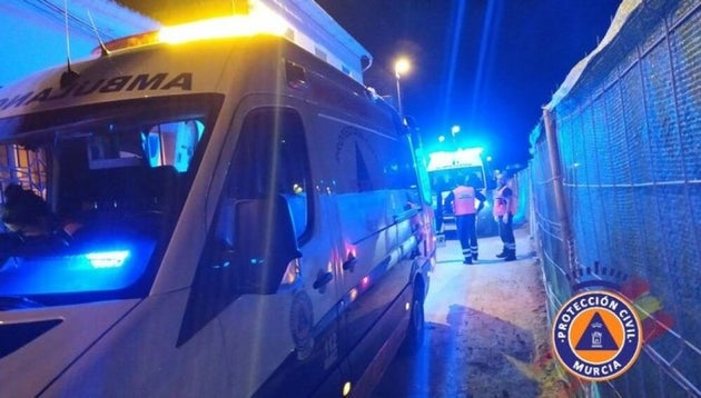 Dos sanitarios en el lugar en el que el menor que sufrió un coma etílico fue