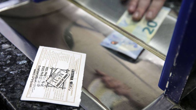 Imagen de una persona comprando en una administración un décimo de lotería para el sorteo de Navidad