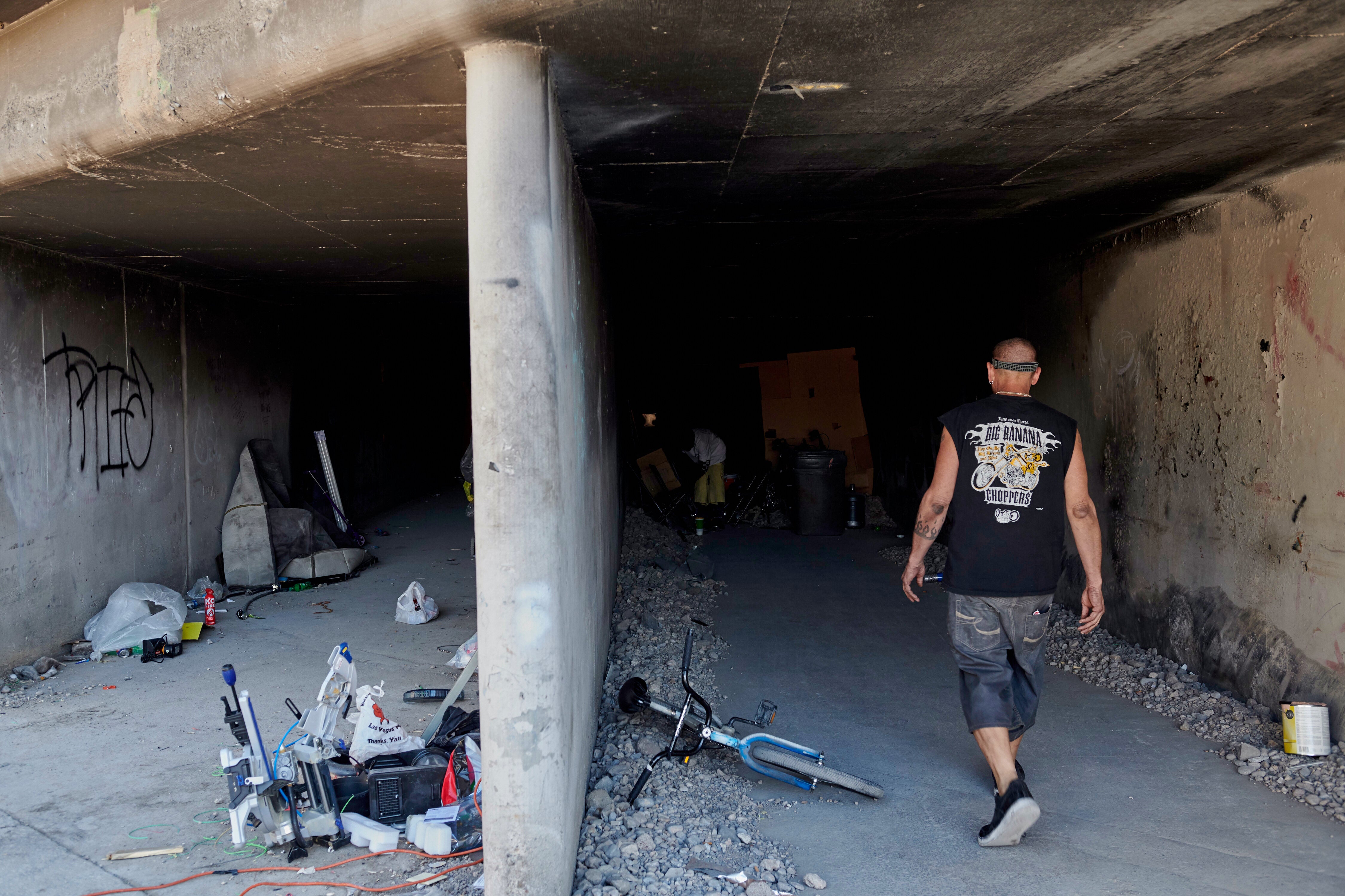 Beneath Las Vegas Glittering Strip Homeless People Live In Storm   5df7a337240000f10c5a36fc 